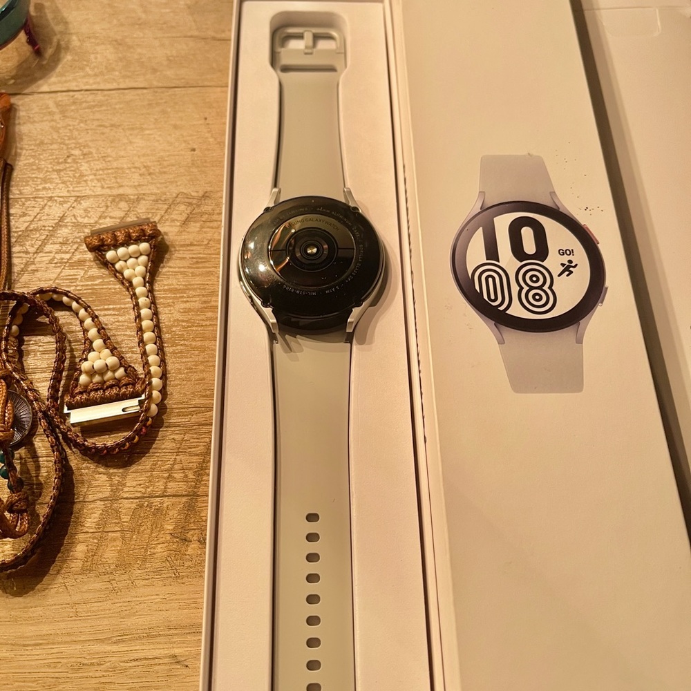 Samsung Galaxy Watch 4 44mm…16GB, Silver, M/L watch band(the bands it came with)